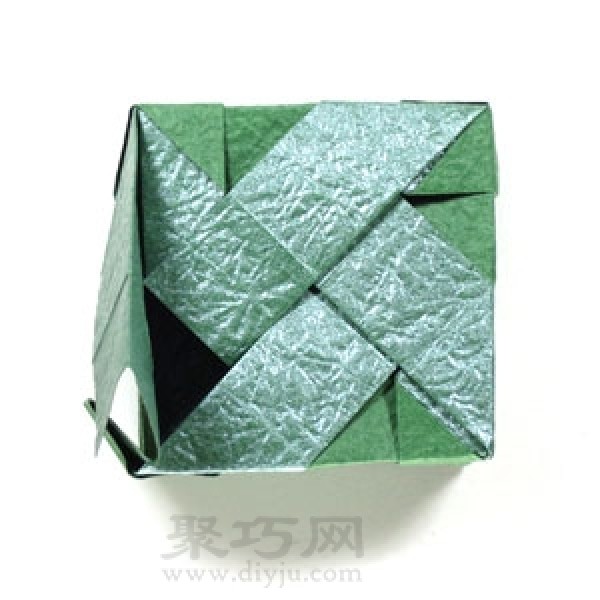 Simple origami illustration of a square box with lid