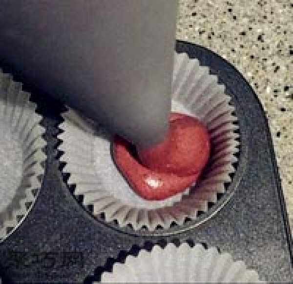 How to make delicious red velvet cupcakes. Illustration of the making process of classic red velvet cupcakes.