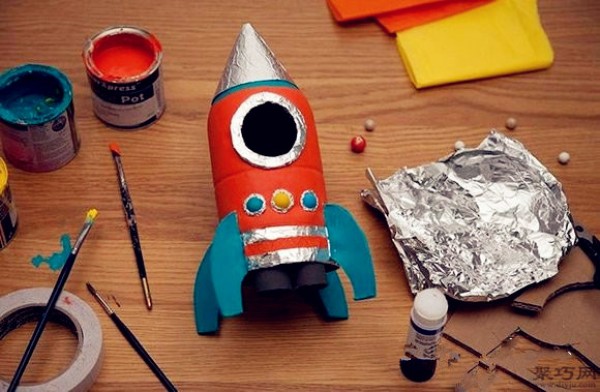 Illustration of how to make DIY space rocket model of beverage bottle