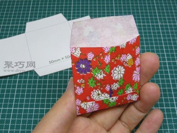 Illustration of ordinary red envelope origami methods. Teach you how to fold the simplest red envelope.