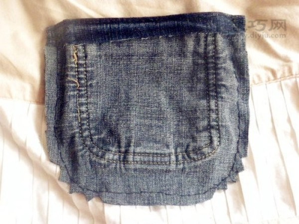 Renovate old jeans into a sandwich bag. Illustration of how to make a denim coin purse.