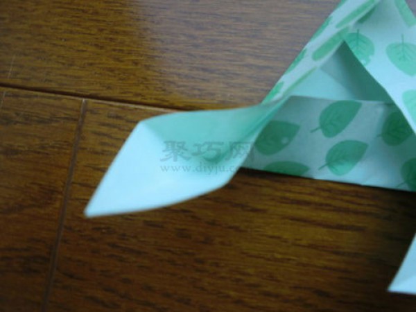 Tutorial on how to fold a triangular paper pinwheel that can turn when the wind blows. It’s so beautiful.