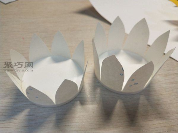 Creative transformation of disposable paper cups. Tutorial on making exquisite paper sunflowers.