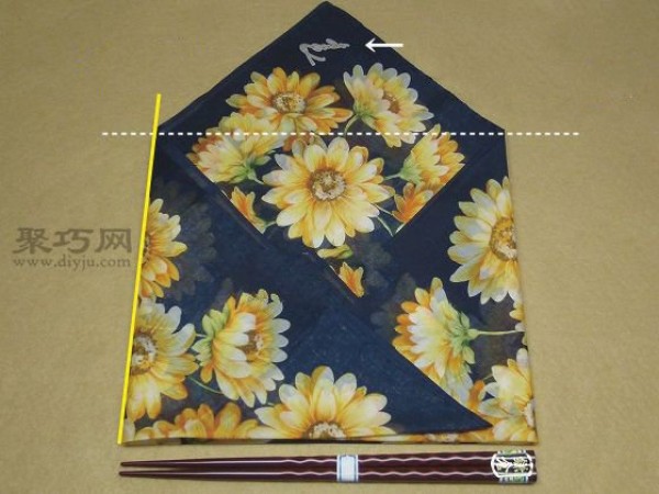 Chopstick cover handmade tutorial teaches you how to transform a handkerchief into a chopstick cover by hand