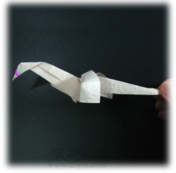 Pictures of the steps to fold paper cranes. Learn how to fold paper cranes easily.