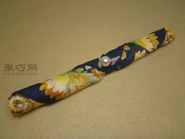 Chopstick cover handmade tutorial teaches you how to transform a handkerchief into a chopstick cover by hand