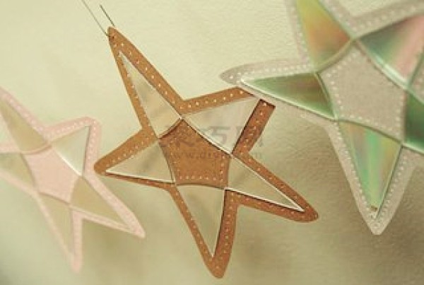 Handmade star tutorial teaches you how to DIY five-pointed star jewelry from scrap CDs