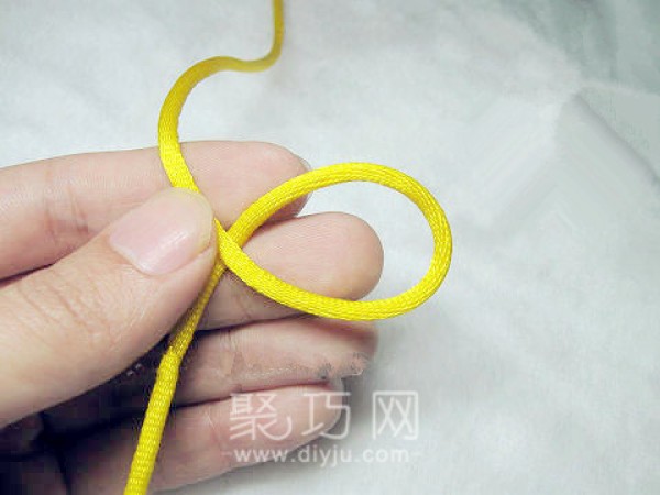 How to braid three strands and five flowers (in Chinese characters) Illustrated tutorial on how to braid Chinese knotted strands