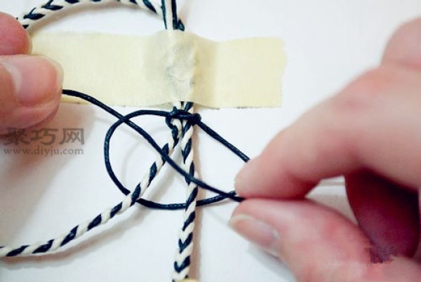 Illustration of how to weave a bracelet by hand. Teach you how to weave a bracelet.