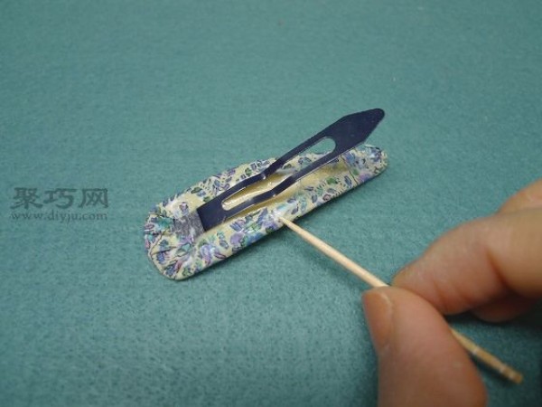 Simple handmade fabric art production Illustrations of making handmade fabric hairpins