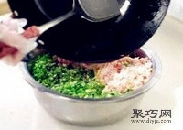 Fresh leek, shrimp, pork and dumpling filling method. Dumpling wrapping method: wooden fish dumpling.