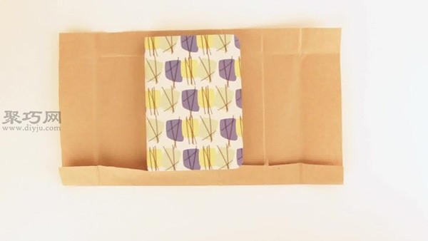 How to wrap an old calendar in a book cover. Teach you how to use waste paper to wrap a book cover.