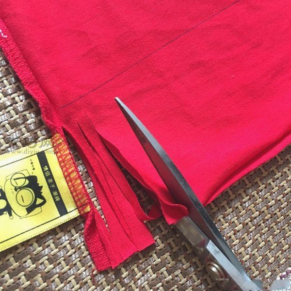 A super simple way to transform old children’s T-shirts into fashionable fringed vests