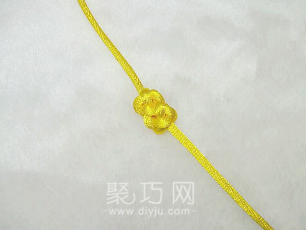 Tutorial on how to tie a single-thread six-petal long button knot. Illustration of how to weave a diamond knot.