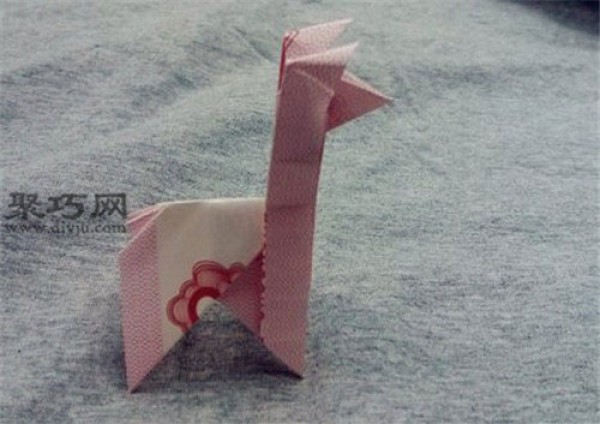 How to make origami grass and mud horses. Illustrated tutorial on how to make origami alpacas with money.