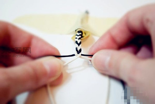 Illustration of how to weave a bracelet by hand. Teach you how to weave a bracelet.