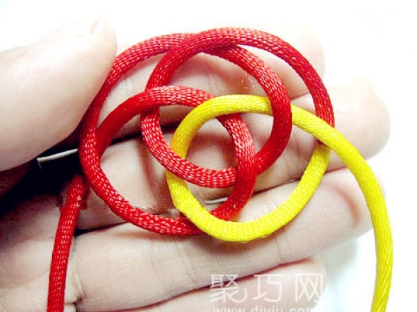 How to braid a Chinese knot with flower strands. Illustrated tutorial on how to braid four strands and three flowers.