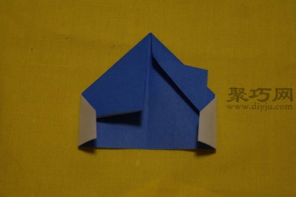 Illustrated origami tutorial for a small house with a triangular roof How to fold a paper house