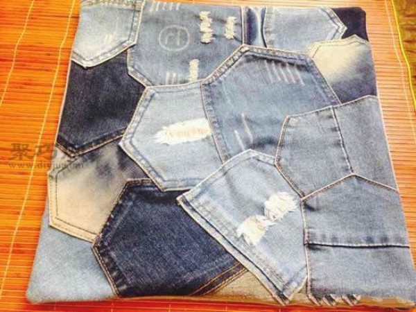 DIY personalized denim pocket pillow tutorial teaches you how to recycle old denim clothes into pillow cases