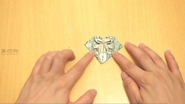 Illustrated tutorial on folding hearts for 1 dollar. Teach you how to fold hearts with money.