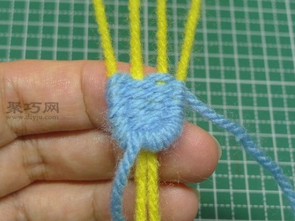 Illustration of how to knit wool pendant. Tutorial on how to knit wool pendant.