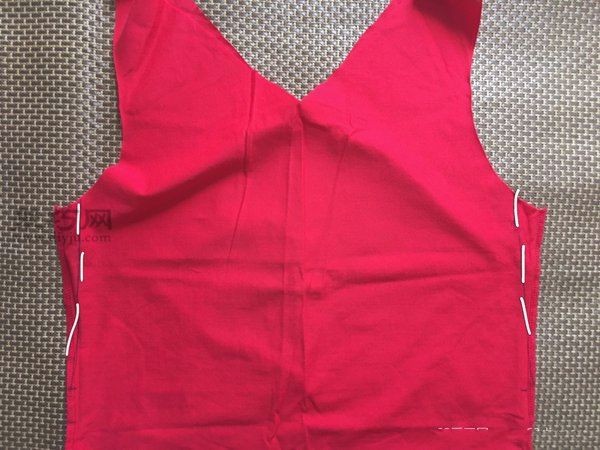 A super simple way to transform old children’s T-shirts into fashionable fringed vests