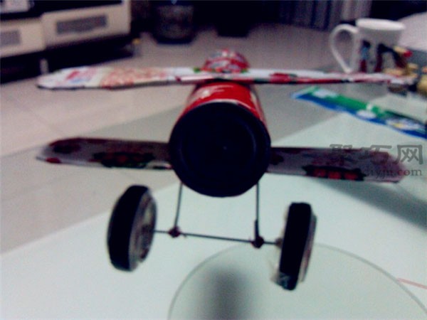 How to make a can airplane. How to make a propeller airplane from a can.