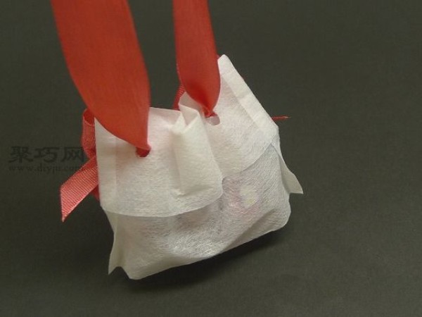 Use non-woven bags to make Kitty cat candy bags. DIY illustrations of children’s candy bags