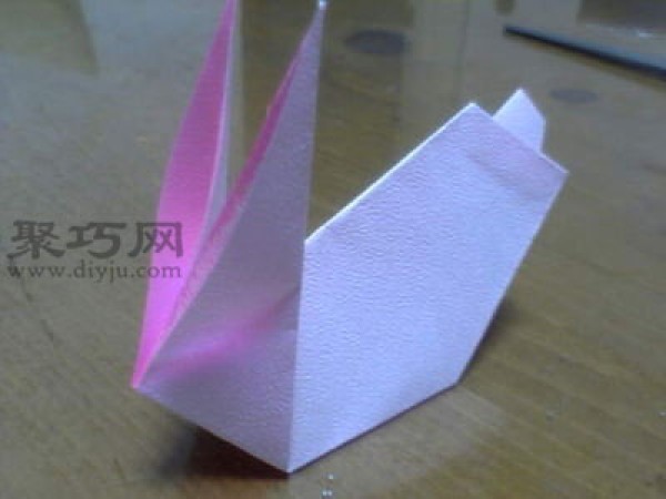 How to fold a rabbit with paper. Illustration of how to fold a three-dimensional paper rabbit.