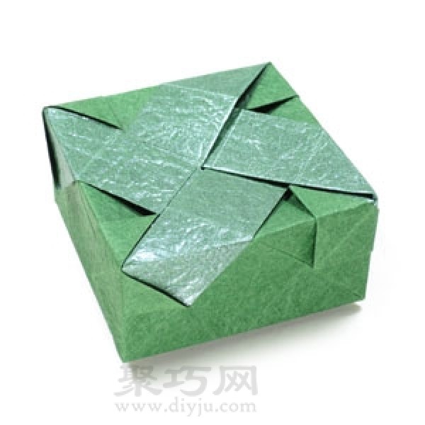 Simple origami illustration of a square box with lid