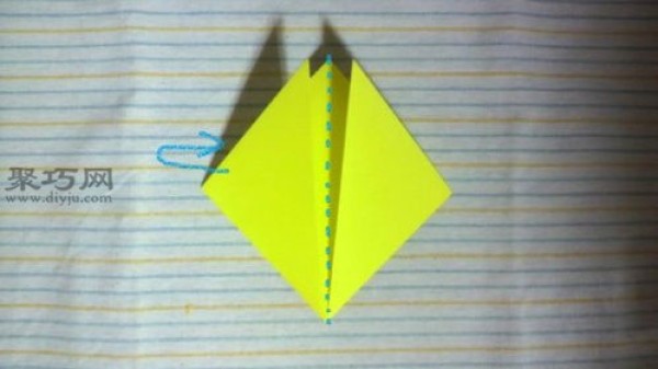 How to fold a chicken with spread wings. Illustrated tutorial on origami chicken.