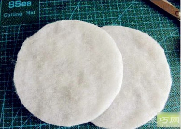 CD coaster tutorial teaches you how to make simple coasters by hand using waste CDs