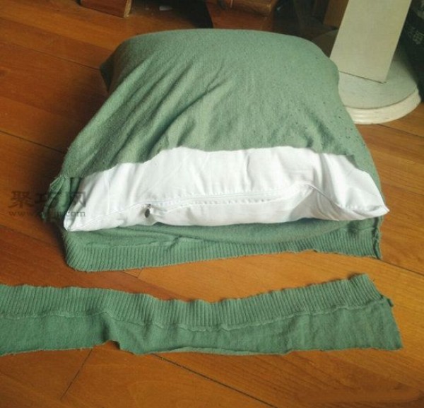 Tutorial on how to transform an old sweater into a warm pillow