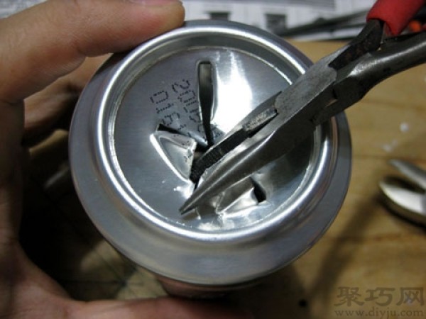 How to make your own alcohol stove? Teach you how to make a simple solid alcohol stove using cans