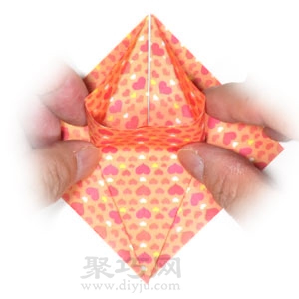 Illustrated tutorial on how to make a stand-up origami heart by hand