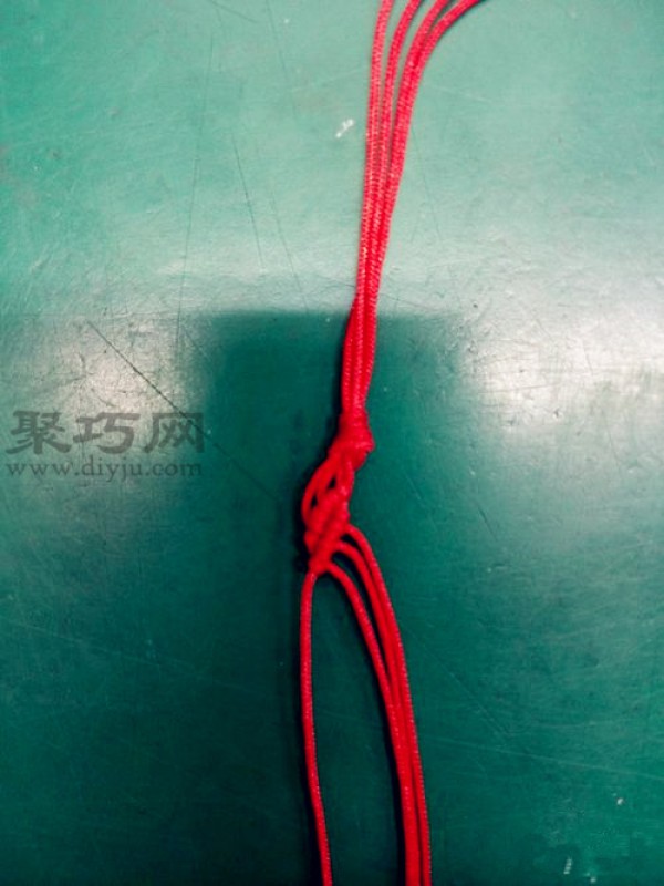 Tutorial on how to weave a red rope bead bracelet. Teach you how to weave a red rope bracelet.