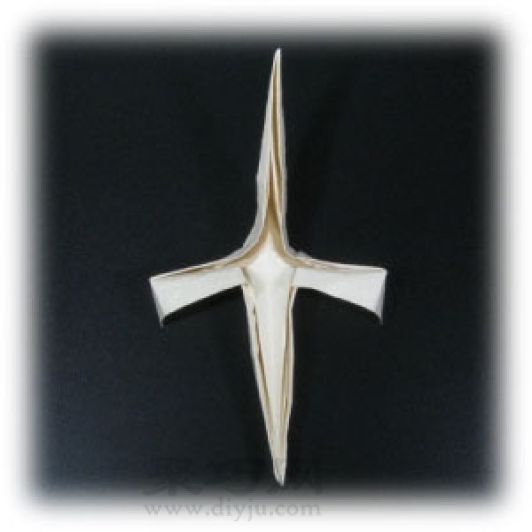 Pictures of the steps to fold paper cranes. Learn how to fold paper cranes easily.