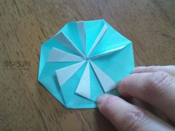 Teach you how to make origami medals that look like flowers