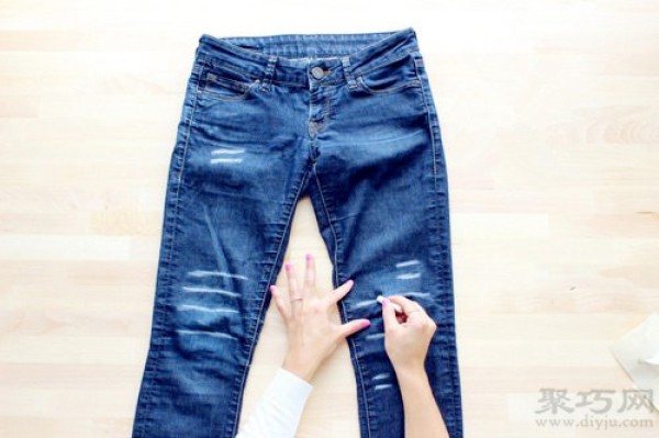 diy holes in old jeans simple distressed jeans tutorial