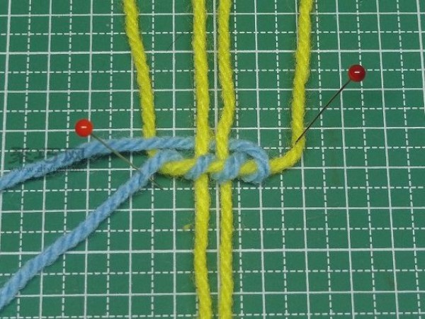 Illustration of how to knit wool pendant. Tutorial on how to knit wool pendant.