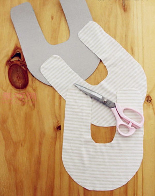 How to make baby bibs. Illustration of how to make saliva wipes for newborn babies.