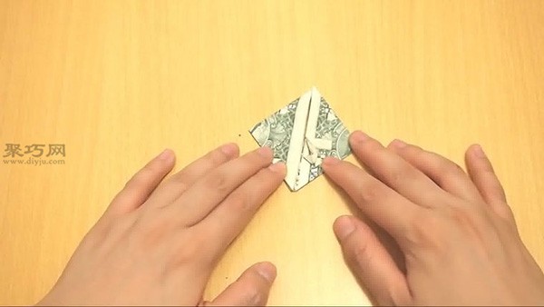 Illustrated tutorial on folding hearts for 1 dollar. Teach you how to fold hearts with money.