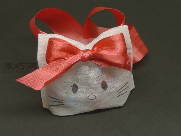 Use non-woven bags to make Kitty cat candy bags. DIY illustrations of children’s candy bags