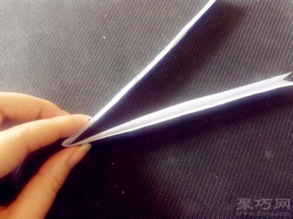 Illustration of how to fold stars by hand using straws Tutorial on folding stars with straws