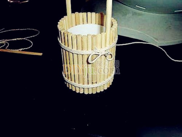 Illustrated tutorial on making a small wooden bucket with disposable chopsticks