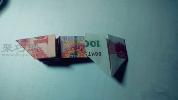 Illustrated tutorial on folding double hearts using 100 yuan.