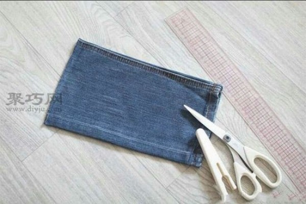 Illustrated tutorial on how to quickly transform old jeans legs into beautiful and practical pencil cases and small bags