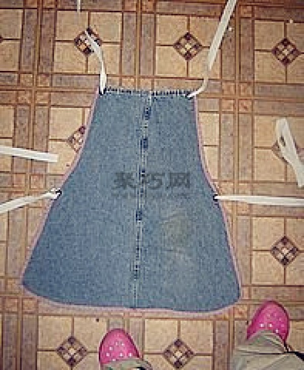 How to transform old jeans into a fashionable denim apron