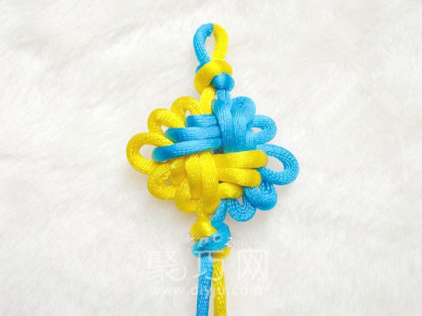 Tutorial on how to weave three sets of four treasures. How to weave the treasure knot in Chinese knots.