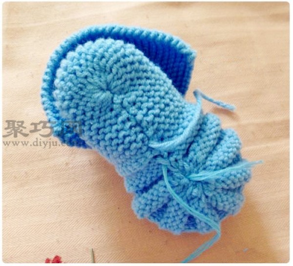 Knitting method of baby shoes with stick stitch. Teach you how to knit baby shoes with wool.